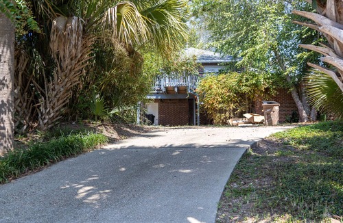 East Hill Cottage | Enjoy a stylish experience at this centrally-located guest house DOWNTOWN!