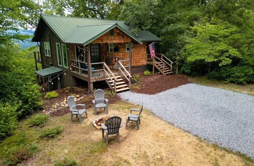 Brevard Cabin | EPIC Blue Ridge SUNSET VIEW, 12 acres, light/bright 10 min to dtn! Dogs welcome!