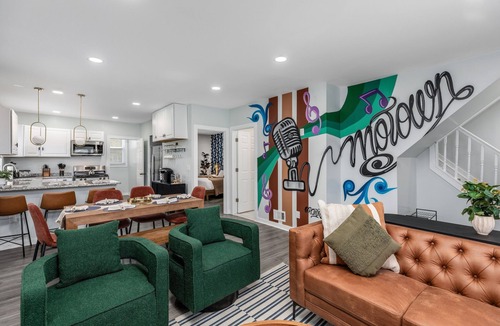 Detroit House | Epic Family Getaway Hot Tub + Mural Game Room
