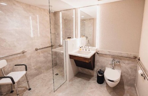 Hillsdale Hotel | Executive King Handicap Room with Modern Amenities & Breakfast