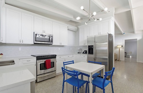 Oldsmar House | Experience Timeless Mid-Century Comfort Near Oldsmar’s Best Attractions