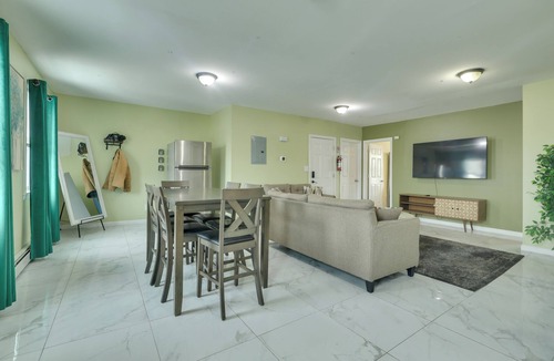 South Side Apartment | Explore NYC, Parks & Beaches! Top-Floor Apt