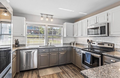 Carolyn Estates House | Fall dates available, great house for swimming, fishing & boating.