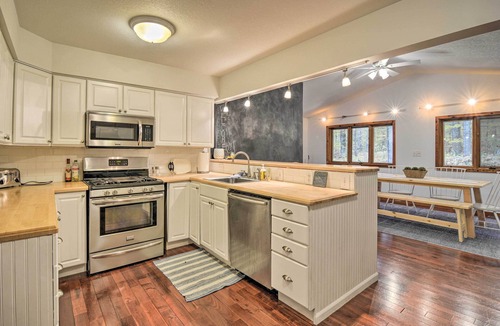 Harbor Springs Cottage | Family Escape - Near Little Traverse Wheelway