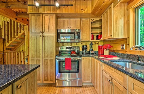 Long Pond Cabin | Fire Pit & Hot Tub: Poconos Family Cabin!