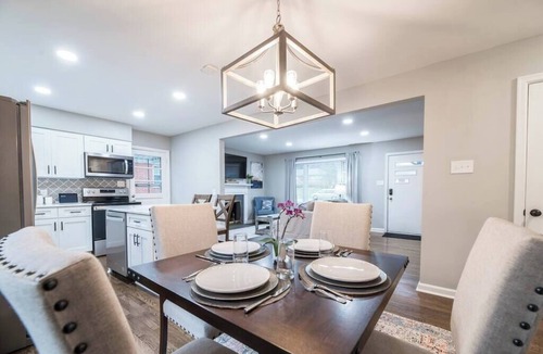 Lexington House | Firepit | Outdoor Deck | Sleeps 10