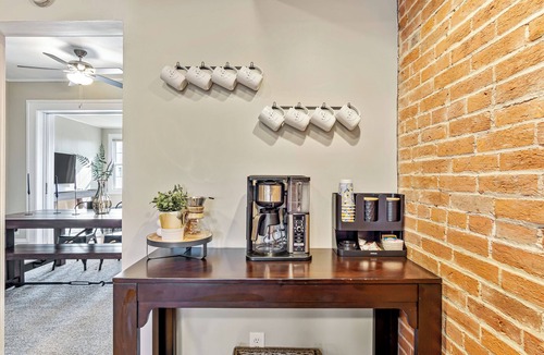 Waterloo Apartment | Firepit, Rooftop deck, Games & Bridal Suite and right next to The Coffee Girl