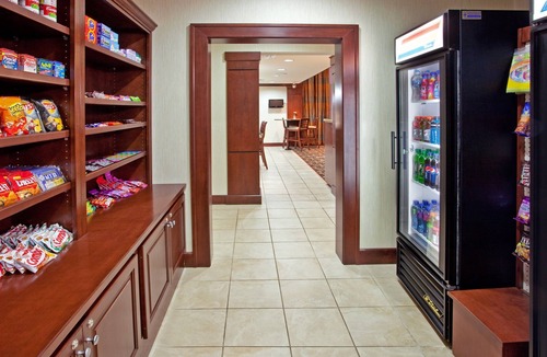 Elkhart Condo | Free Wi-Fi, Free Breakfast + Indoor Pool | 20 Minutes to the University of Notre Dame