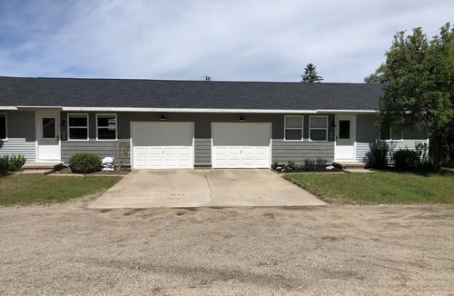 Acme House | Fully Renovated Peek-A-Boo Bayview Duplex-10 minuets from Downtown Traverse City