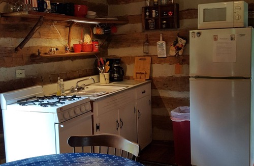 Franklin Cabin | Glory Days Riverfront Authentic restored 1800s log cabin near Gem mines