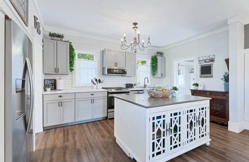 Buchanan House | Grange Hill Farmhouse - unwind in wine country, 15 minutes from Lake Michigan