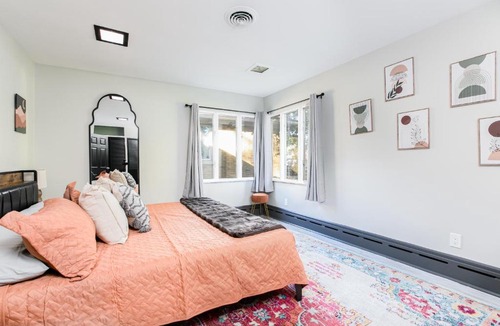 South Bend House | Great for Groups & Reunions, Pet Friendly Ranch, Huge Fenced Yard, 5 min to ND