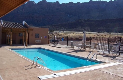 Moab South Valley House | GREAT RATES. Pool/Wifi/Hot Tub/Tennis/W&D/2-Car Garage. 1500 Sq.Ft