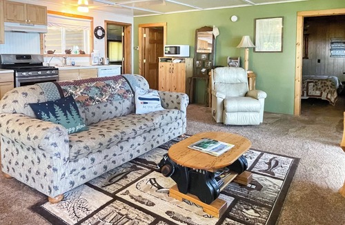 Park Falls Cabin | Green Tree Getaway on Blockhouse Lake