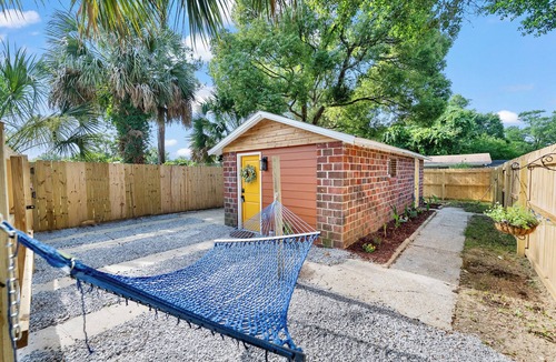 South Pensacola Cottage | Groovy Cottage in Downtown Pensacola, Pet Friendly