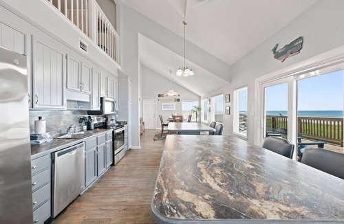 Navarre Beach House | 🌊🌴Gulf-Front | Sunset Views from the Large Deck | Sleeps 14 | Salty Breeze