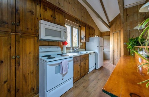 Austerlitz Cottage | Harvey Mountain Lodge by State Forest