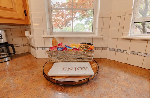 Springdale House | Heated Pool opens March 6 - Sleeps 12, Near UofA,