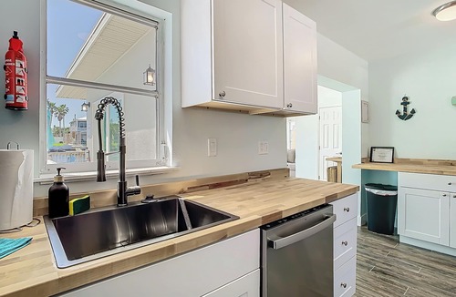 Spring Hill House | Heated Pool Waterfront Private Beach Dock Kayaks