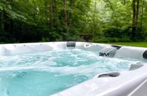 Middlebury House | Hidden Log Cabin | Hot Tub | Ping Pong | Family |