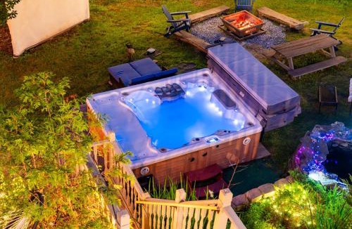 Bushkill House | Hideaway Hot Tub Sunna Lake Kayaks Pool