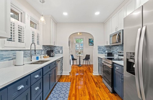 South Pensacola House | Historic 1944 Cottage | Hot Tub + Spa Bath | Beach