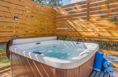 South Pensacola House | Historic 1944 Cottage | Hot Tub + Spa Bath | Beach