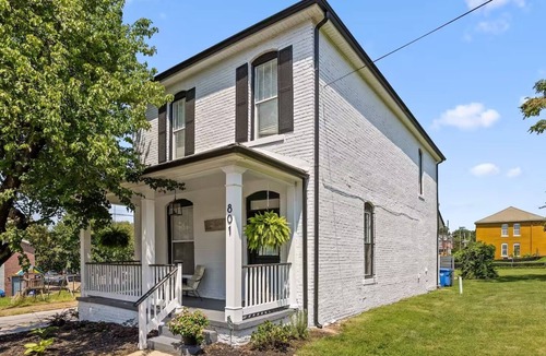 MLK University House | Historic Downtown Chattanooga Home Sleeps 7 near Riverfront and UTC