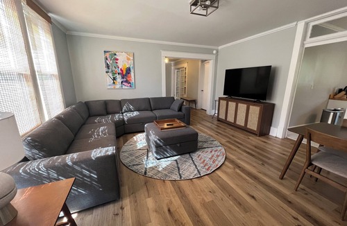 Somerset House | Historic Downtown Somerset. Newly Renovated. 3 Kings. Two blocks to fountain.