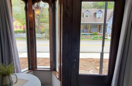 Eureka Springs Historic District House | Historic Tiny House - Down on Main Street!