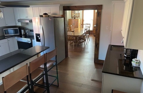 Moorefield House | Historical 4-bedroom farmhouse in serene Sharpsburg with AC.
