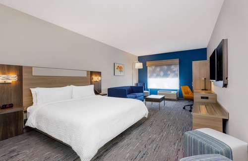 Tampa Hotel | Holiday Inn Express & Suites Tampa Stadium – Airport Area by IHG