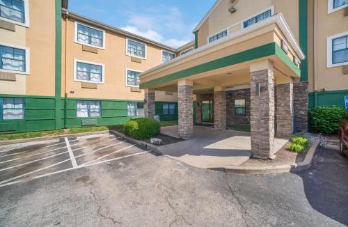 Airport Township Hotel | HomeTowne Studios by Red Roof St. Louis - Airport/N Lindbergh