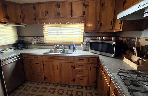 Cassopolis House | Honeywood- Sleeps 7-Waterfront Summer Escape | Private Dock & Swimming