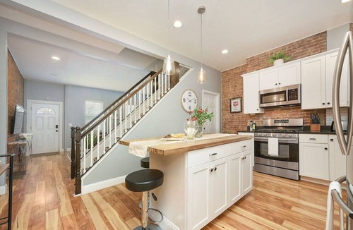 Lower Lawrenceville House | ★ HostWise Stays ★ Charming Lawrenceville · Industrial Vibes - Walkable