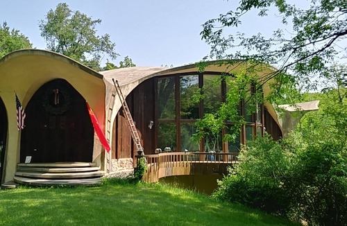 Lansing House | HOUSE OF THE FUTURE MANSION, 2 HUGE BEDROOMS w/WiFi, AC in Woods of W. Lansing
