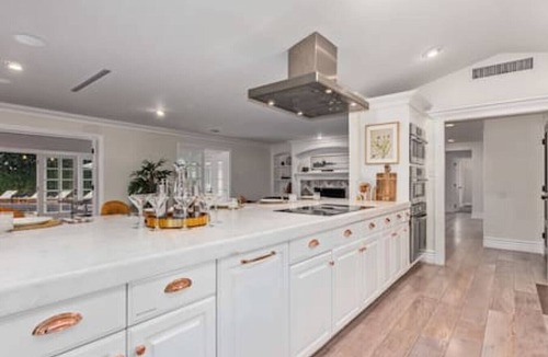 Charnwood House | Iconic Exeter Blvd, 6 Bedroom, Heated Pool