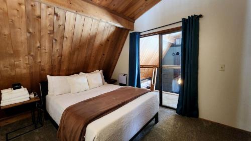Hammondsport House | Incredible Secluded Cabin with Barrel Sauna, Fire Pit and Deck for an Unforgettable Getaway in the Finger Lakes in New York
