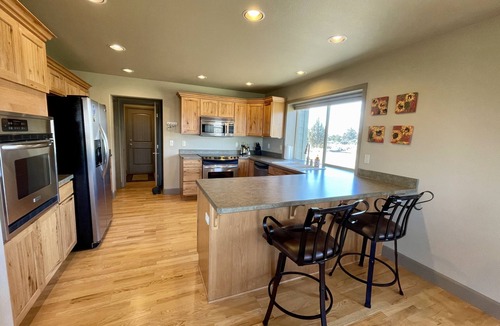 Terrebonne House | Incredible View Huge Home + JACUZZI on Crooked River Canyon Rim near Smith Rock