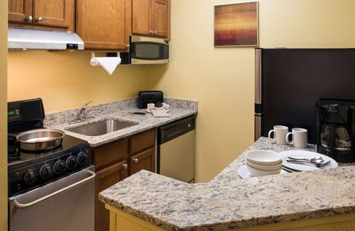 Shea Business Park Hotel | Indulge in Home Like Comfort Full Kitchen, Outdoor Pool, Near OdySea Aquarium
