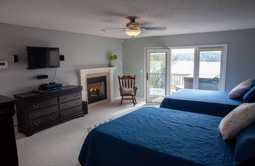 Duluth House | "It's All Good" at Pike Lake