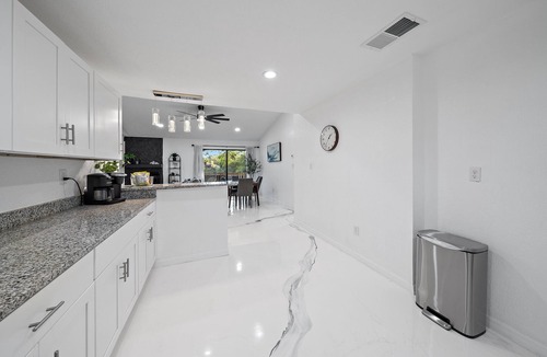 Flora Villa House | Jungle Nook | Waterfront + Grill + Large Back Deck