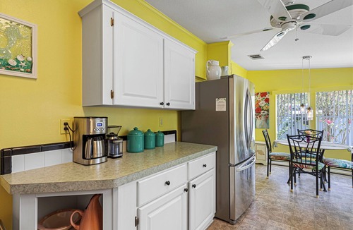 Weeki Wachee Gardens House | Kayaks, king bed, movie theater, fishing, float mat, yoga, screened lanai