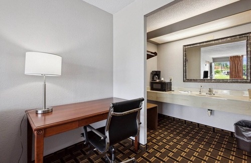 Greeneville Apartment | King Bed|Non-Smoking