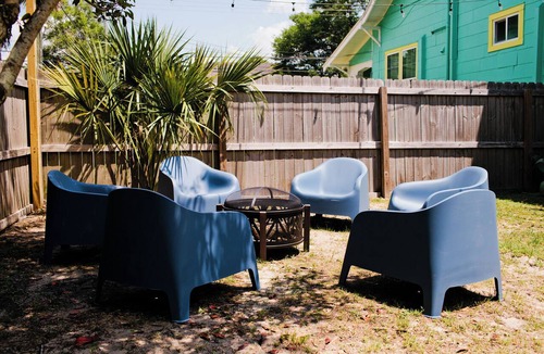 East Hill Apartment | King Loft Retreat | 1BR + Fast WiFi