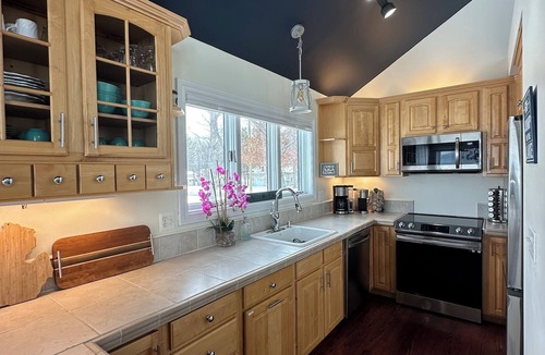 Pigeon House | Lake Huron Waterfront, Sleeps 15; 5 Min Caseville