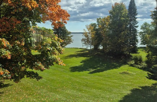 McMillan House | Lakefront 4 bdrm Cabin Retreat on Big Manistique Lake