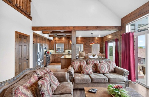 Indian Point House | Lakefront Cozy Stay Dock Access, Pickleball & Mini Golf Close to Silver Dollar City