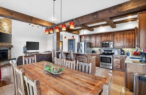 Indian Point House | Lakefront Cozy Stay Dock Access, Pickleball & Mini Golf Close to Silver Dollar City