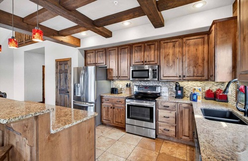 Indian Point House | Lakefront Cozy Stay Dock Access, Pickleball & Mini Golf Close to Silver Dollar City